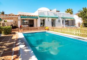 Bazén v ubytování Andalusian Delight Family Villa with 3 bedrooms with Amazing mountains Views nebo v jeho okolí