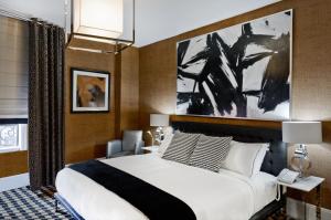 ein Schlafzimmer mit einem großen weißen Bett in einem Zimmer in der Unterkunft Ameritania at Times Square in New York