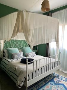 Кровать или кровати в номере Ca n'Alorda Holiday Home Cala Llombards piscina, wifi, seguridad y relax