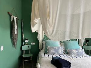 Кровать или кровати в номере Ca n'Alorda Holiday Home Cala Llombards piscina, wifi, seguridad y relax