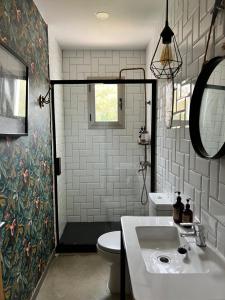 Ванная комната в Ca n'Alorda Holiday Home Cala Llombards piscina, wifi, seguridad y relax
