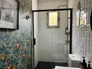 Ванная комната в Ca n'Alorda Holiday Home Cala Llombards piscina, wifi, seguridad y relax