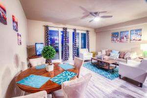 ein Wohnzimmer mit Tisch und Stühlen und einer Couch in der Unterkunft Laketown Wharf 1035 By Aneliya in Panama City Beach