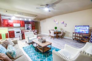 ein Wohnzimmer mit Sofa und Fernseher in der Unterkunft Laketown Wharf 1035 By Aneliya in Panama City Beach + 83 Fotos