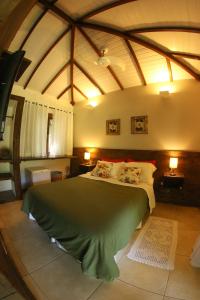 a bedroom with a large bed in a room at Pousada Encanto da Bocaina - Serra da Bocaina in São José do Barreiro