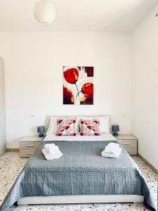 una camera da letto con un letto e un dipinto sul muro di Centopassi Noto B&B a Noto