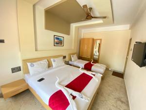 Postel nebo postele na pokoji v ubytování Hotel Sangeeth Palace