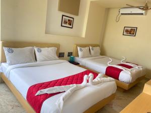 Postel nebo postele na pokoji v ubytování Hotel Sangeeth Palace