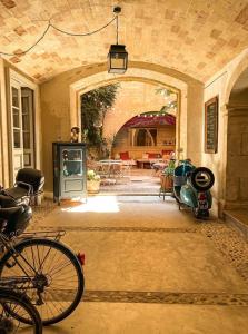 una casa con una bicicletta parcheggiata in un garage di Rue du Château a Tarascona