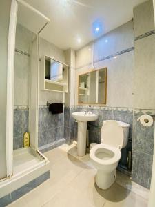 uma casa de banho com um WC, um lavatório e um chuveiro em 07 Basic Center Barcelona3 1 em Barcelona