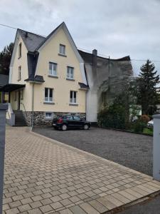 Das Gebäude in dem sich das Ferienhaus befindet