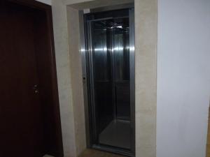 ソゾポルにあるАпартамент Хармонияの壁のある客室内のガラス張りのシャワー