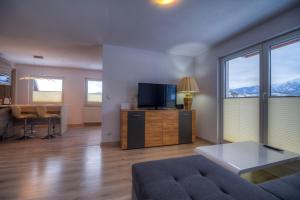 Televízia a/alebo spoločenská miestnosť v ubytovaní Apartamenty z widokiem - Willa KRÓLE 25A by RentiloPL