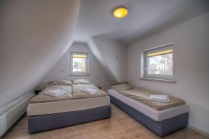 Posteľ alebo postele v izbe v ubytovaní Apartamenty z widokiem - Willa KRÓLE 25A by RentiloPL + 37 fotografií