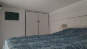 um quarto branco com uma cama e armários brancos em Blue Dreams em Almiropótamos