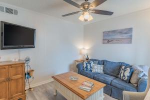Μια τηλεόραση ή/και κέντρο ψυχαγωγίας στο Gorgeous 2 Bedroom Condo