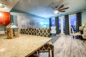 Η κουζίνα ή μικρή κουζίνα στο Laketown Wharf 735 By Aneliya +56 φωτογραφίες