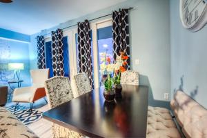 Χώρος καθιστικού στο Laketown Wharf 735 By Aneliya