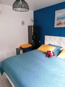 een blauwe slaapkamer met een bed met een blauwe muur bij Appartement de vacances au 1er étage 45m2 in Antibes +14 foto's