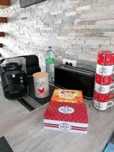 een tafel met twee cakes erop bij Appartement de vacances au 1er étage 45m2 in Antibes