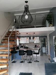 een keuken met een tafel en een aantal zwarte stoelen bij Appartement de vacances au 1er étage 45m2 in Antibes