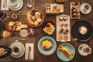 uma mesa coberta com pratos de comida e snacks em Pousada Cantelli em Bento Gonçalves