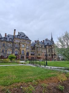 ein großes Gebäude mit einem Grasfeld davor in der Unterkunft Ferienhaus Birute in Bernkastel-Kues