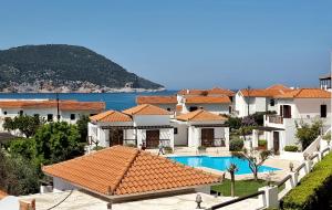 una vista de una casa con piscina en Péra Skopelos - Péra ex Maistros, en Skopelos Town