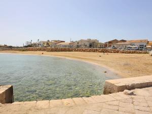 a beach with a bunch of buildings in the background at Casa vacanze - "O Tunnu" in Avola