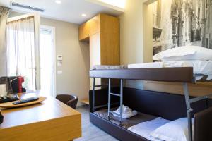 特羅佩阿的住宿－Rooms Dream Tropea，客房设有两张双层床和一张书桌。