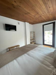 Postel nebo postele na pokoji v ubytování Carmela Apartment.