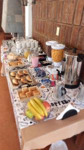 una mesa cubierta con muchos tipos diferentes de comida en Hotel 4 Ases en Embalse