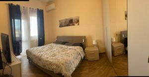 1 dormitorio con 1 cama y 2 mesitas de noche en Casa vacanze Home To Go, en Caulonia Marina