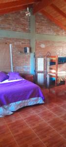 1 dormitorio con 1 cama y suelo de madera en Casa Vieja Estancia en Estancia Vieja