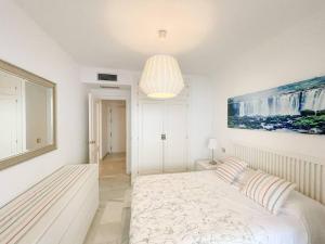 Posteľ alebo postele v izbe v ubytovaní SEAFRONT Apartment with Direct Access to the BEACH