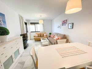 Posedenie v ubytovaní SEAFRONT Apartment with Direct Access to the BEACH + 12 fotografií