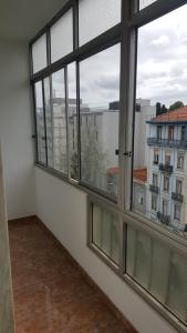 um quarto vazio com janelas e vista para a cidade em Almirante 48 Two Bedroom em Lisboa