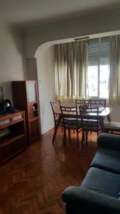 ein Wohnzimmer mit einem Tisch, Stühlen und einem Sofa in der Unterkunft Almirante 48 Two Bedroom in Lissabon
