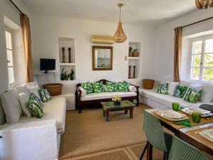ein Wohnzimmer mit Sofas und einem Tisch in der Unterkunft Alkyonis Sunset Suite in Kamarai