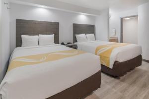Postel nebo postele na pokoji v ubytování Quality Inn & Suites Richardson-Dallas