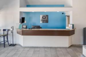 TV a/nebo společenská místnost v ubytování Quality Inn & Suites Richardson-Dallas