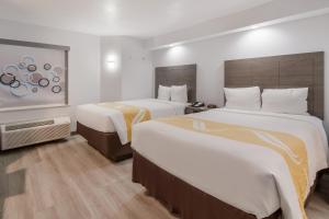 Postel nebo postele na pokoji v ubytování Quality Inn & Suites Richardson-Dallas