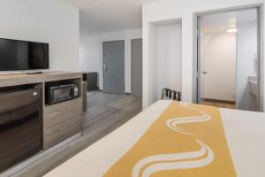 Kuchyň nebo kuchyňský kout v ubytování Quality Inn & Suites Richardson-Dallas