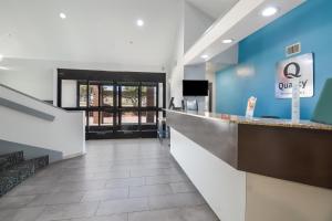TV a/nebo společenská místnost v ubytování Quality Inn & Suites Richardson-Dallas