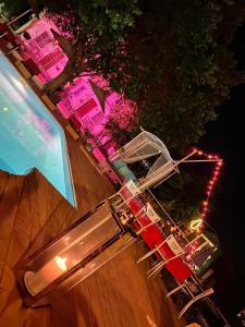uma vista superior para uma piscina com cadeiras e uma mesa em Mursel Garden Hotel em Kusadasi