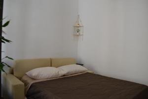- un lit avec 2 oreillers dans l'établissement Il Piccolo Loft, à Carovigno