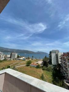 vistas al océano desde el balcón de un edificio en Gold Butik Otel en Marmaris
