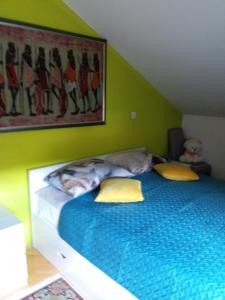 een slaapkamer met een groot bed met gele kussens bij Cozy apartment Aya in Old town Sarajevo in Sarajevo