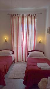 - 2 lits dans une chambre dotée de rideaux rouges et blancs dans l'établissement Soul Of The Old Town, Prijeko Street, à Dubrovnik