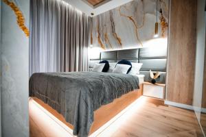 sypialnia z łóżkiem z mapą na ścianie w obiekcie Boutique 62 by Housine w Zatorze